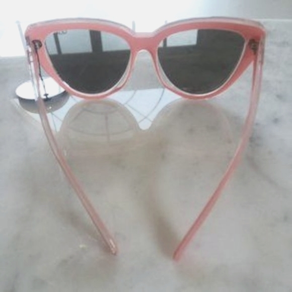 QUAY AUSTRALIA Stray Cat Pink Mirrored Sunnies - Picture 5 of 8
